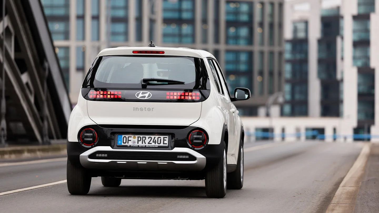 weißer Hyundai Inster 