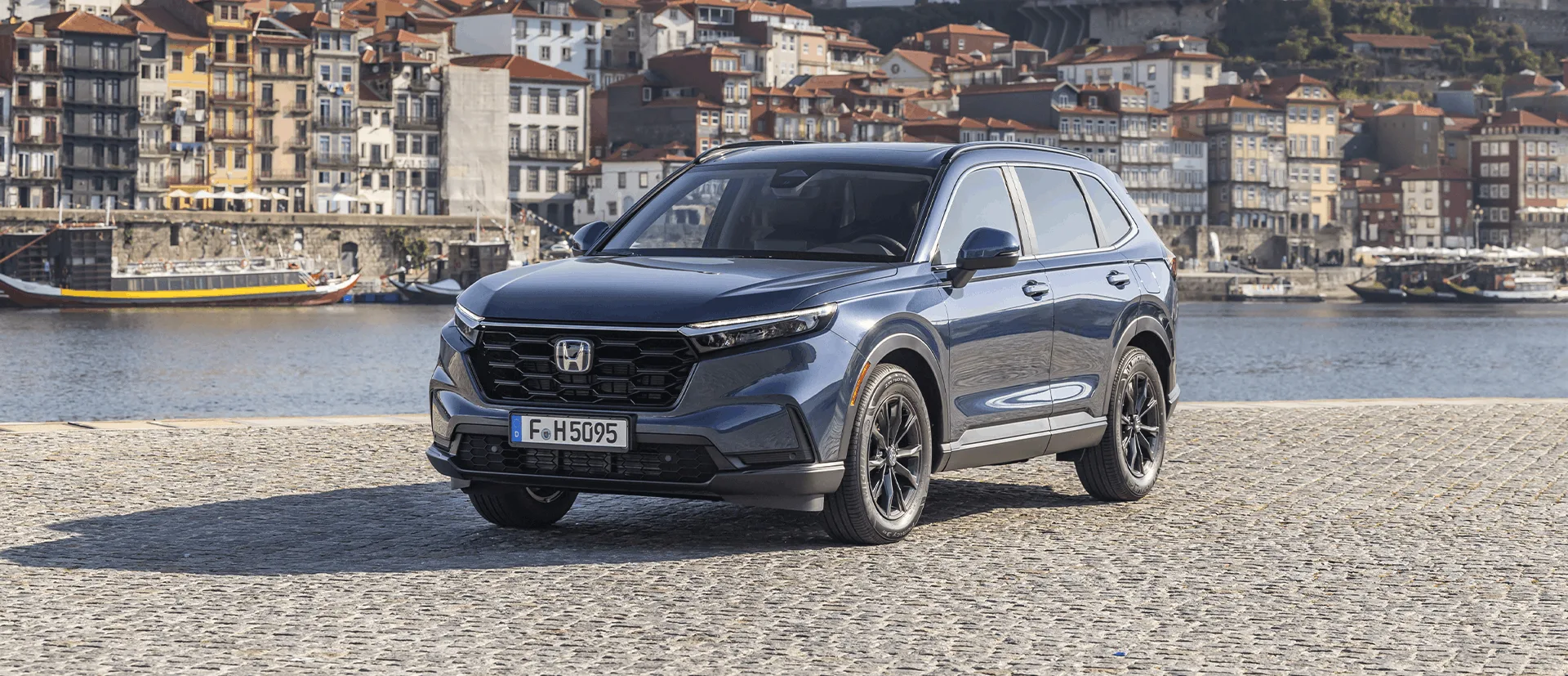 Der Honda CR-V am Ufer eines Sees