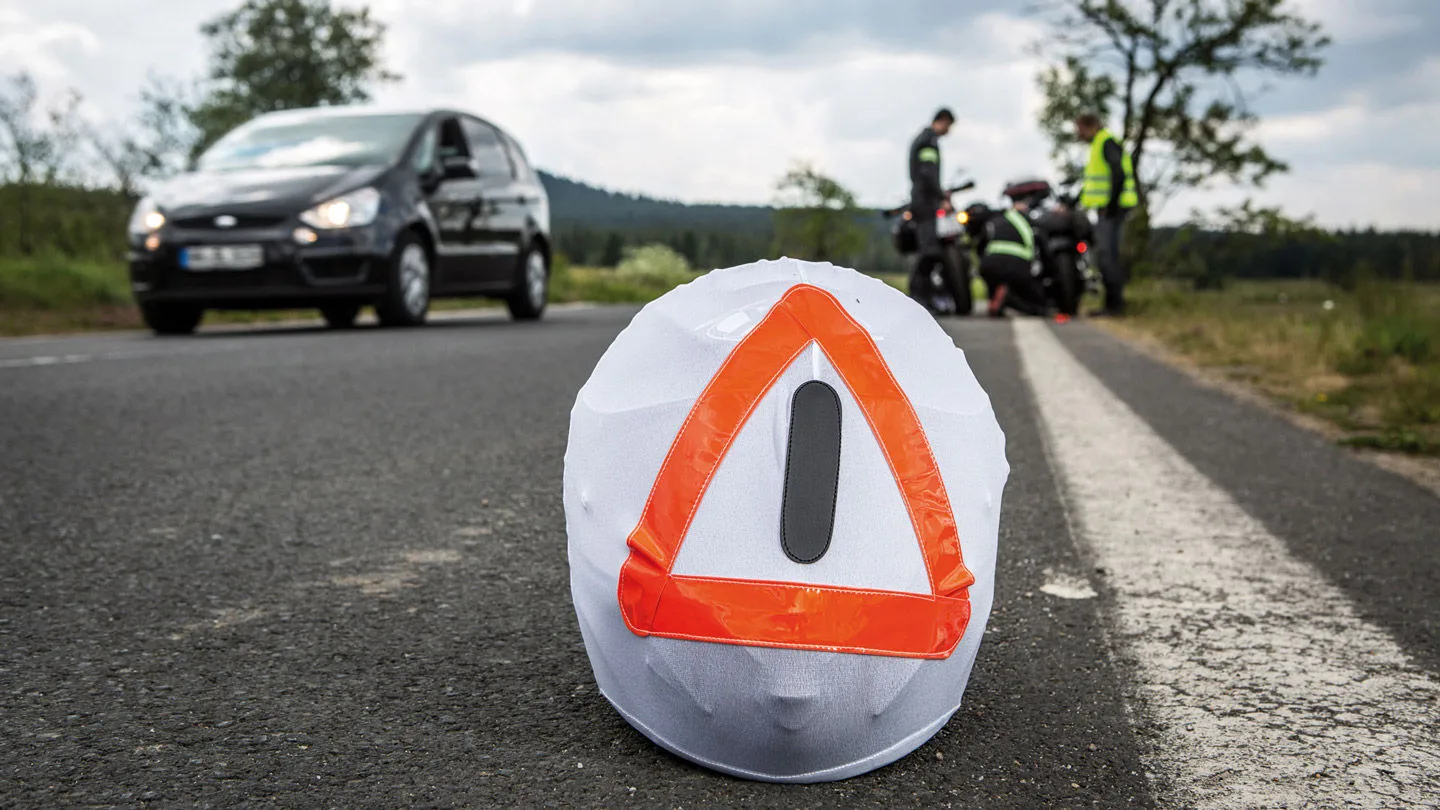 Warndreieck auf einem Helmbeutel für Motorradfahrer