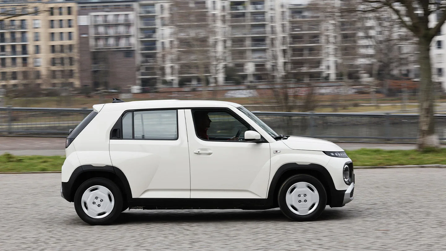 weißer Hyundai Inster von der Seite