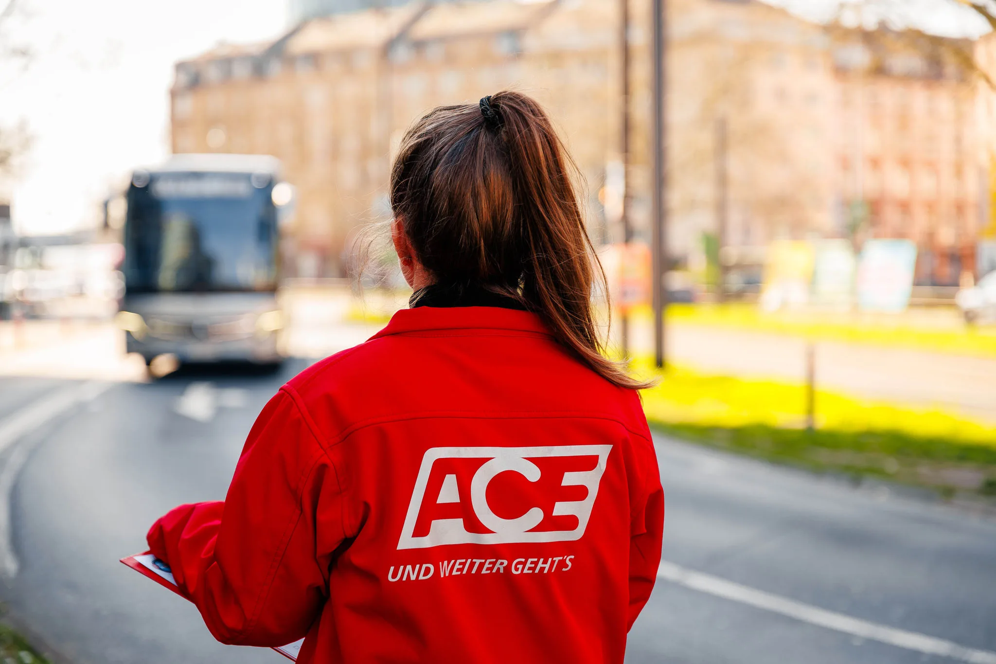 Eine ACE-Ehrenamtliche beim Zählen