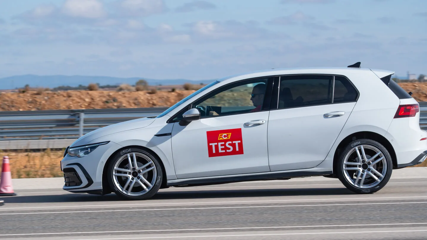 Golf 8 beim Bremsen. Sommerreifentest 2026.