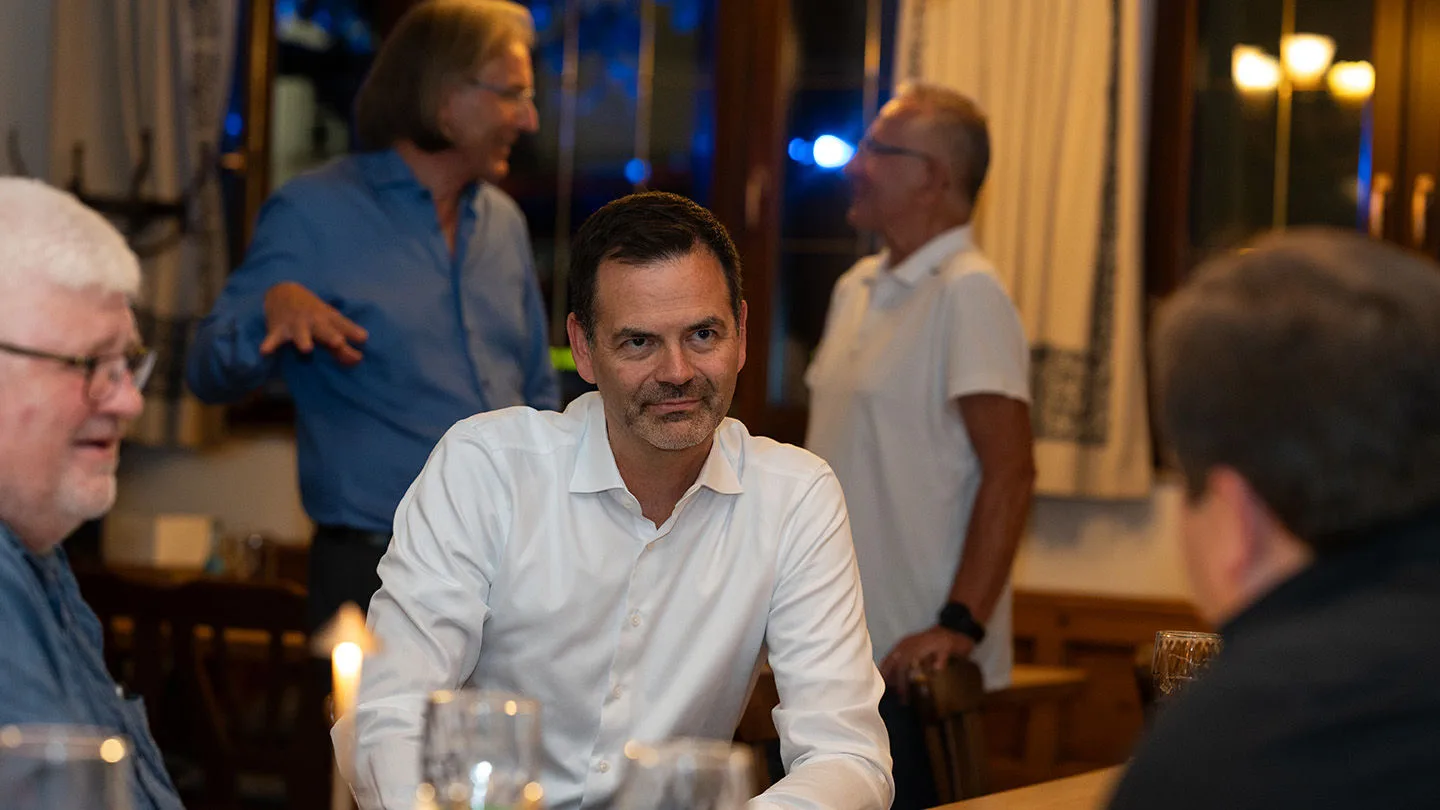 ACE-Vorsitzender Sven-Peter Rudolph auf der Mitgliederversammlung im Gespräch
