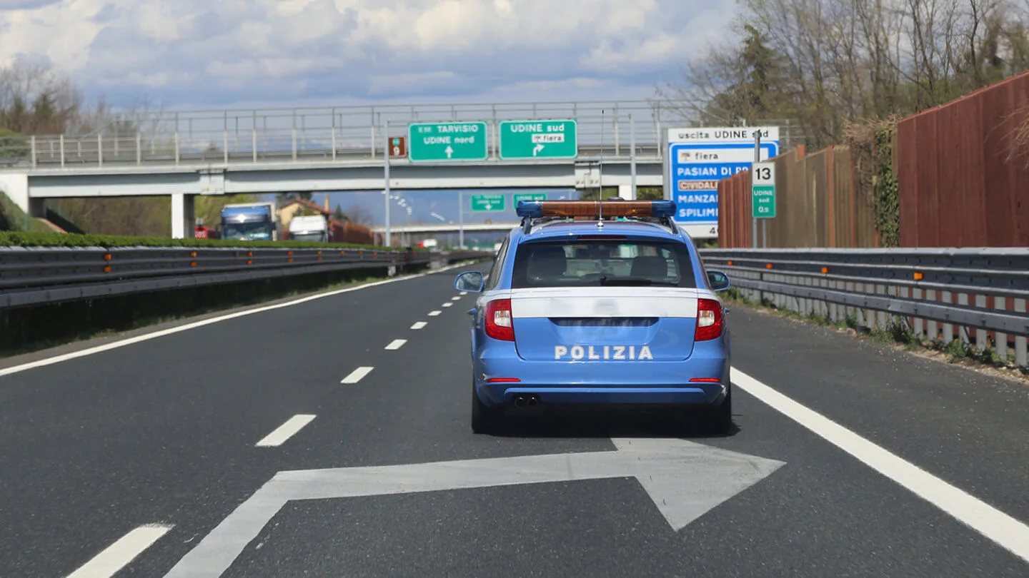 Polizeiauto im Ausland von hinten