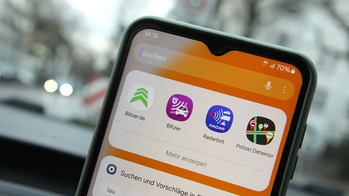 Überblick von Blitzer-Apps auf dem Handy