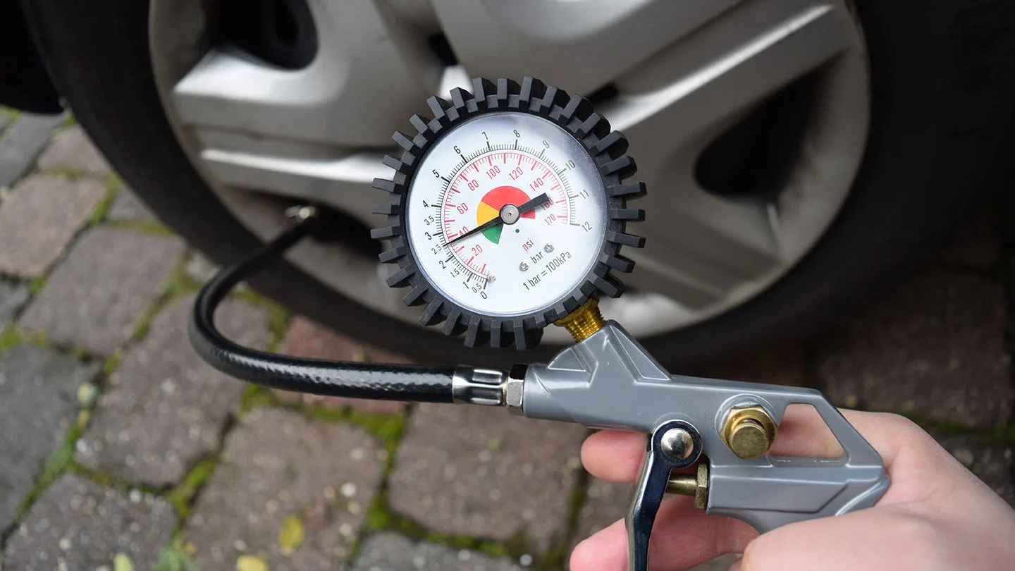 Reifendruckprüfer, falls das Auto den Reifendruck nicht anzeigen kann