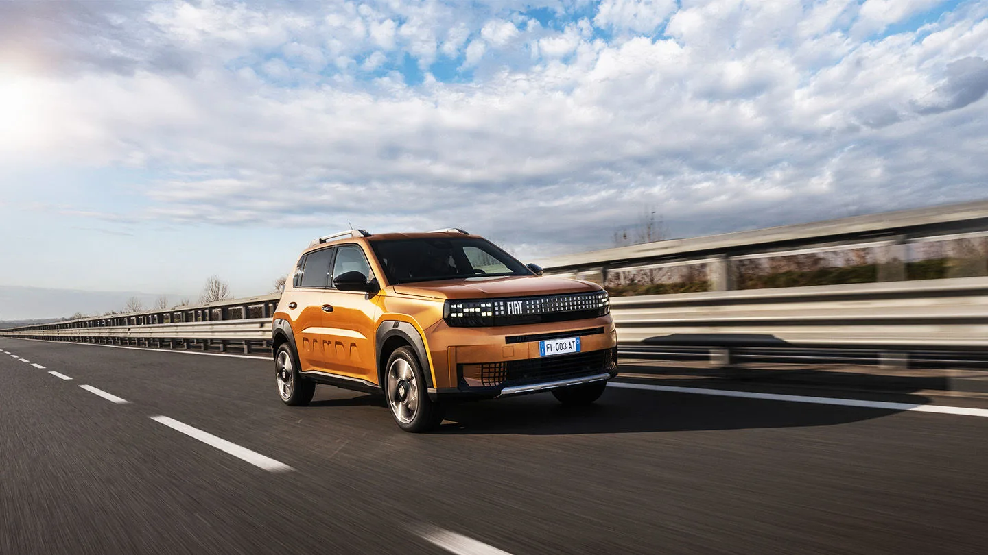  Fiat Grande Panda auf der Autobahn 
