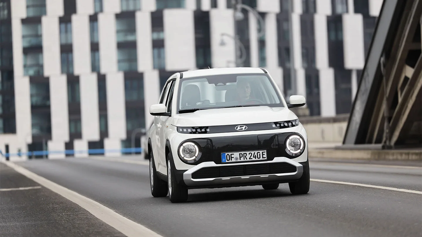 weißer Hyundai Inster beim Ladevorgang