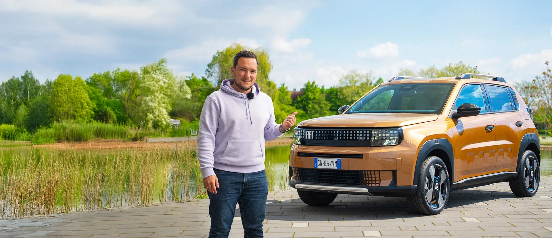 Jonas Thoß zeigt auf den Fiat Grande Panda