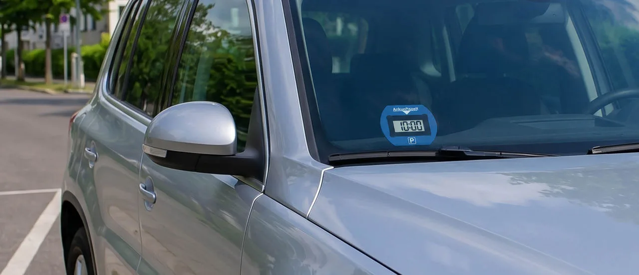 Windschutzscheibe eines Autos mit einer digitalen Parkscheibe