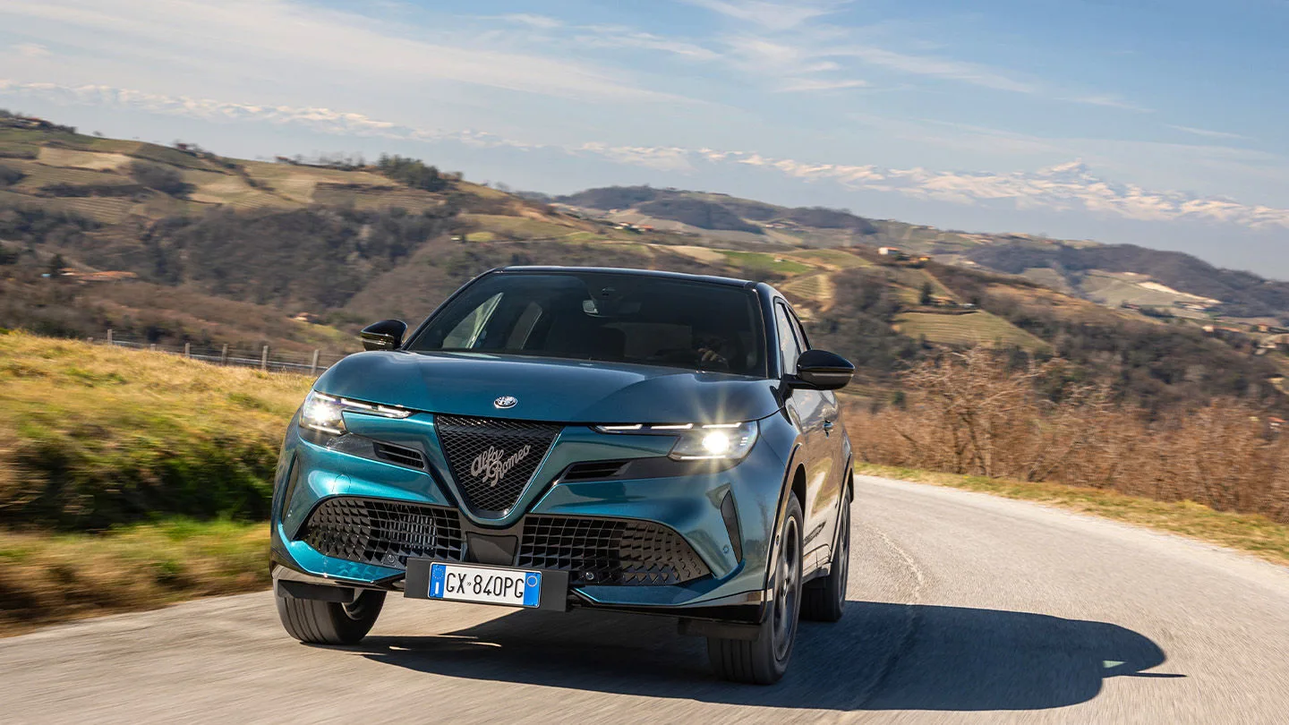 Alfa Romeo Junior auf einer Straße fahrend