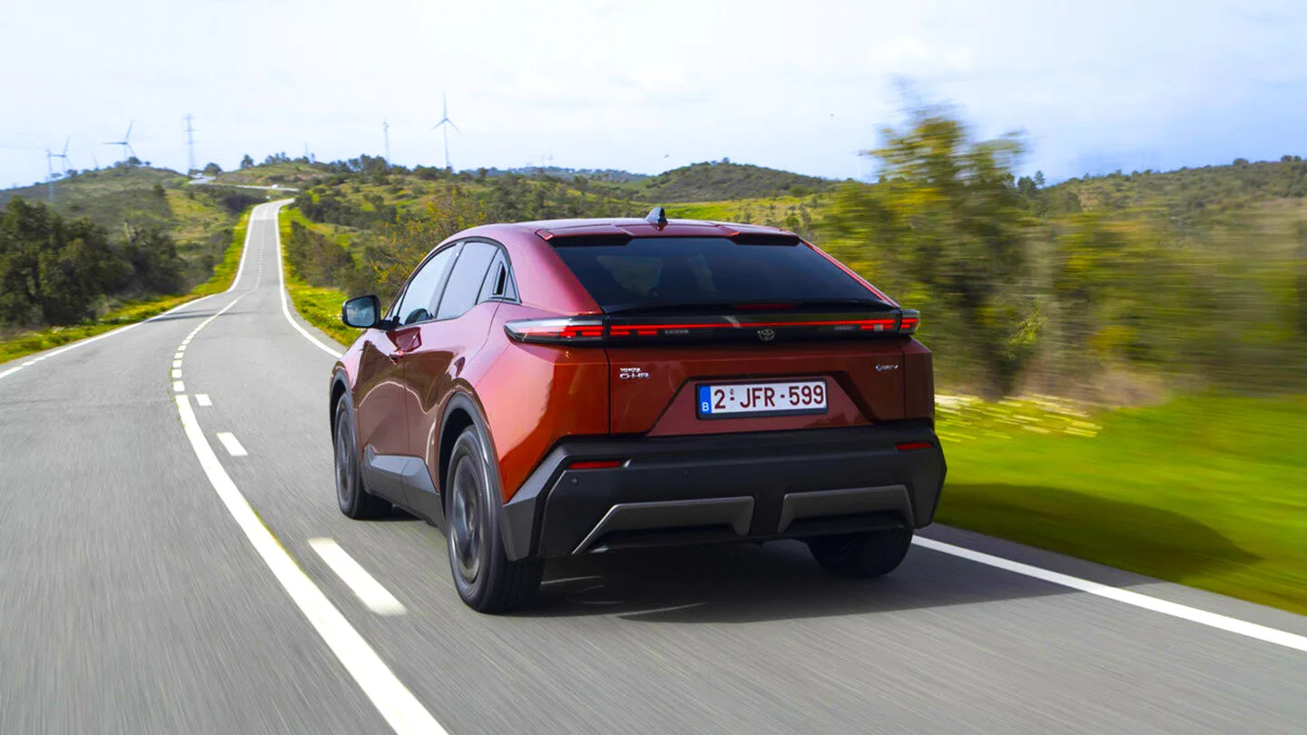 Toyota CHR+ fahrend Heckansicht