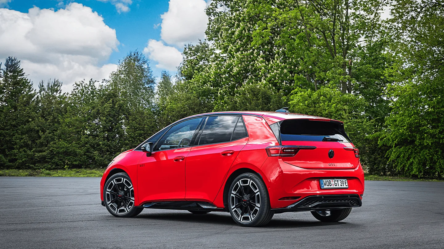 VW ID.3 GTI in rot von schräg hinten