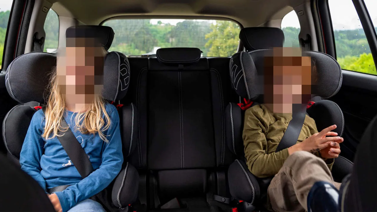 Kinder auf der Rückbank des BMW 2er Gran Tourer