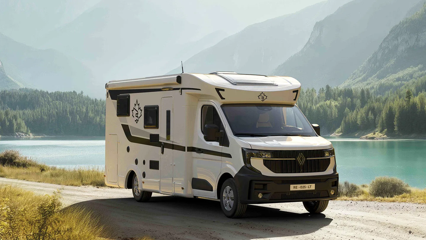 Camper auf der Straße mit See im Hintergrund 