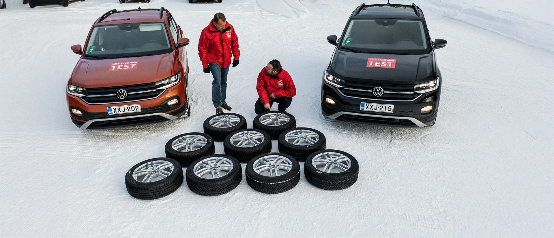 Reifen vor zwei Autos