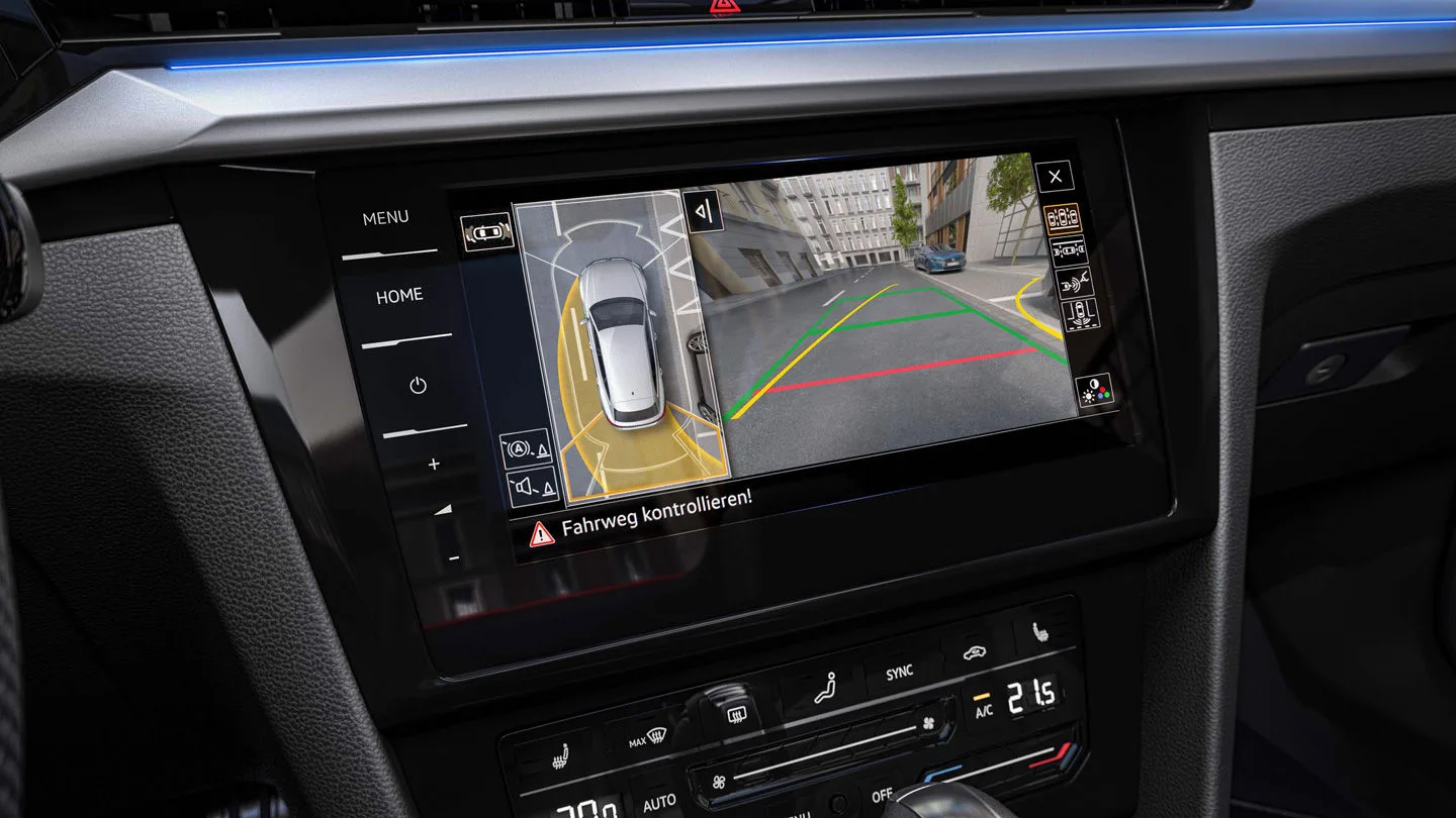 Eine 360-Grad-Kamera zeigt das Umfeld des Autos und das Fahrzeug von oben.