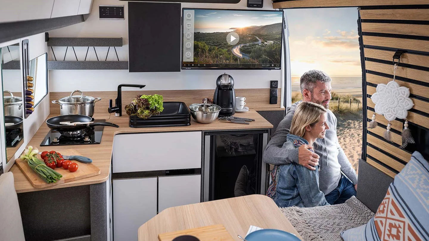 Innenansicht des Campervans Weinsberg Cara-Life 630 LQ mit Küche