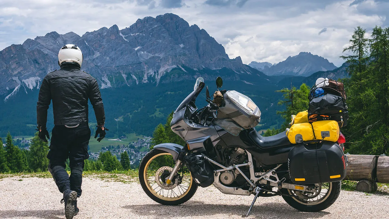 Motorradfahrer mit Gepäck