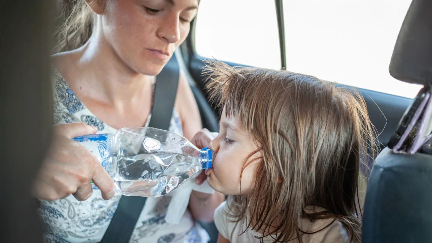 Trinken bei Hitze im Auto