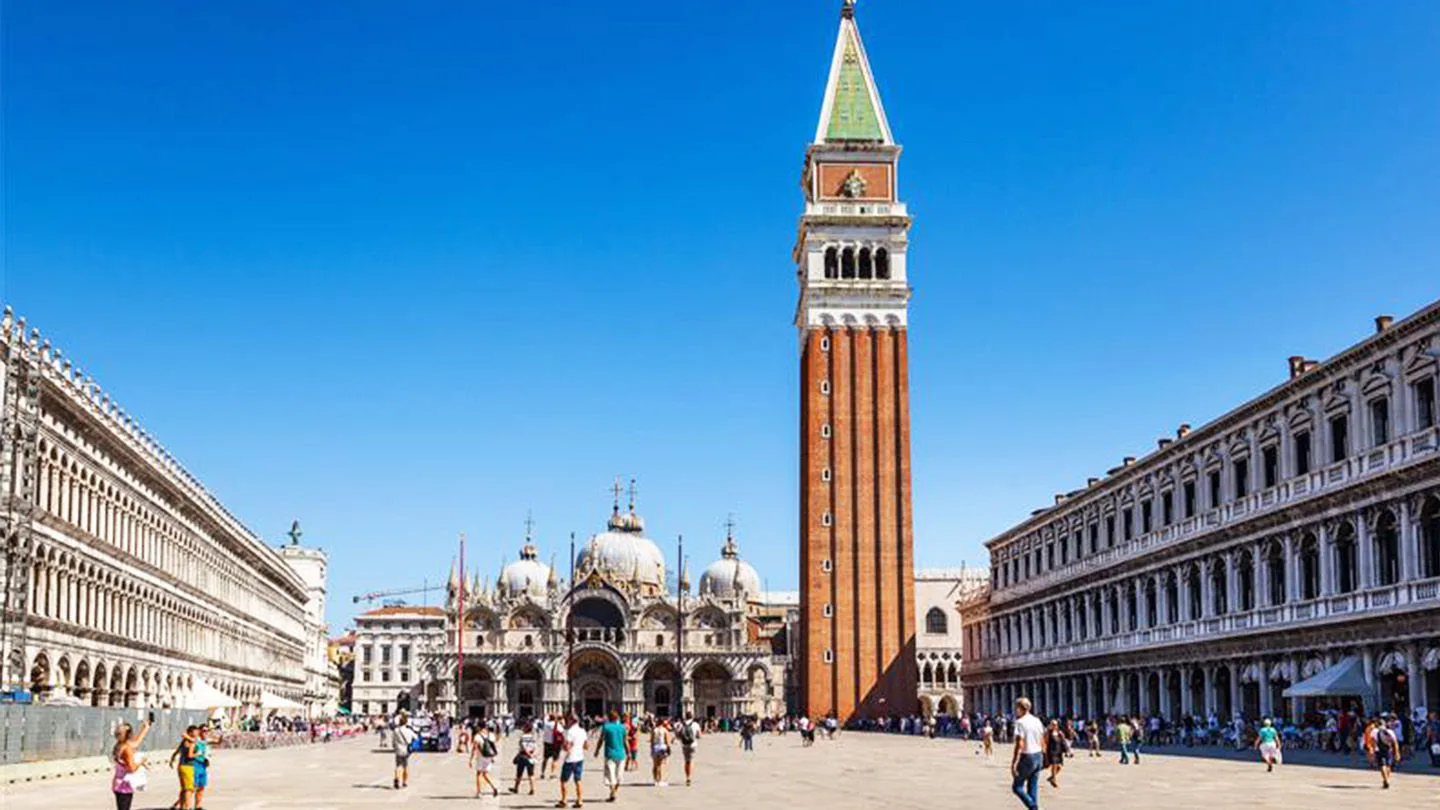 Turm und blauer Himmel 