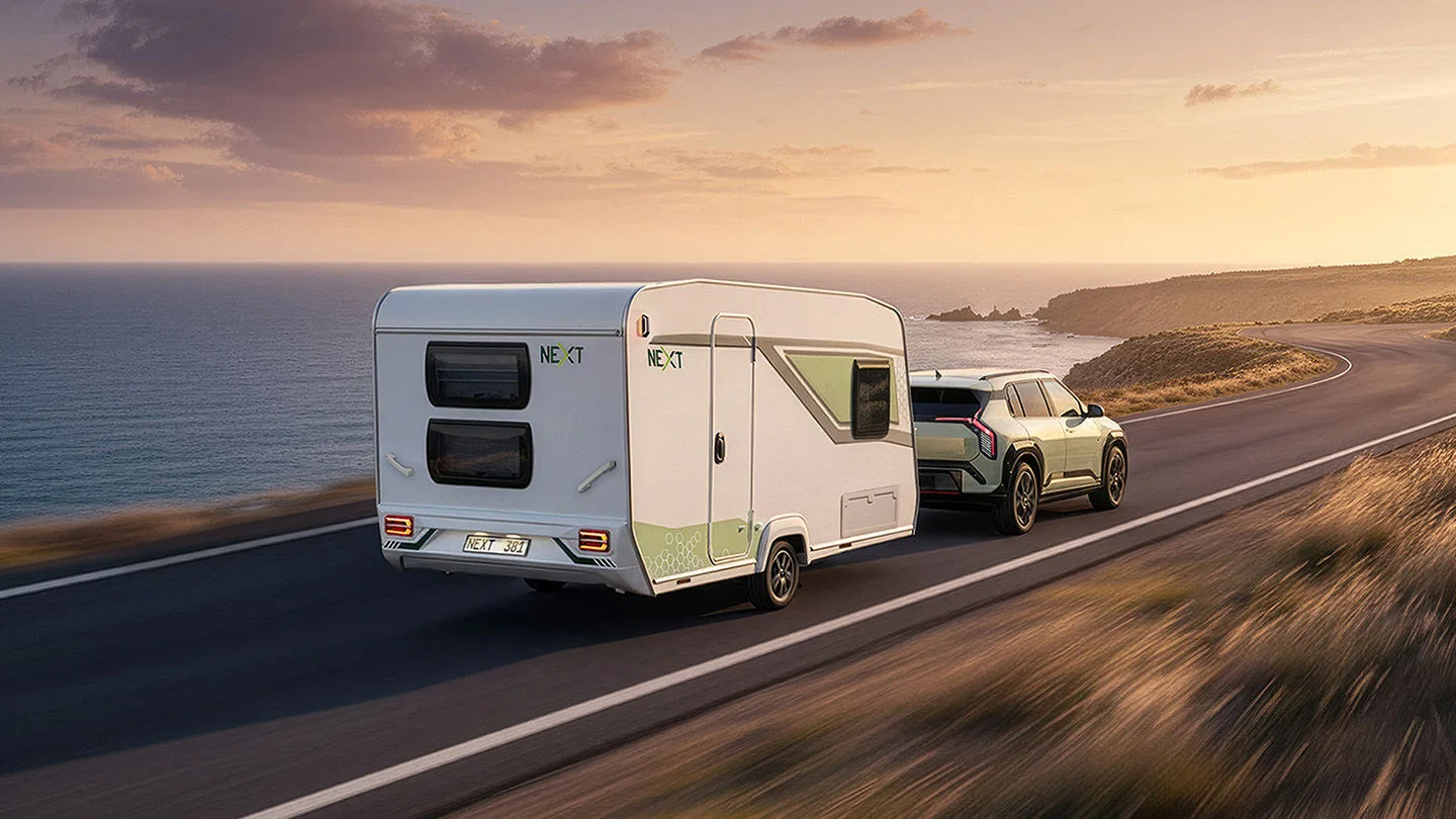 Caravan auf einer Strasse am Meer