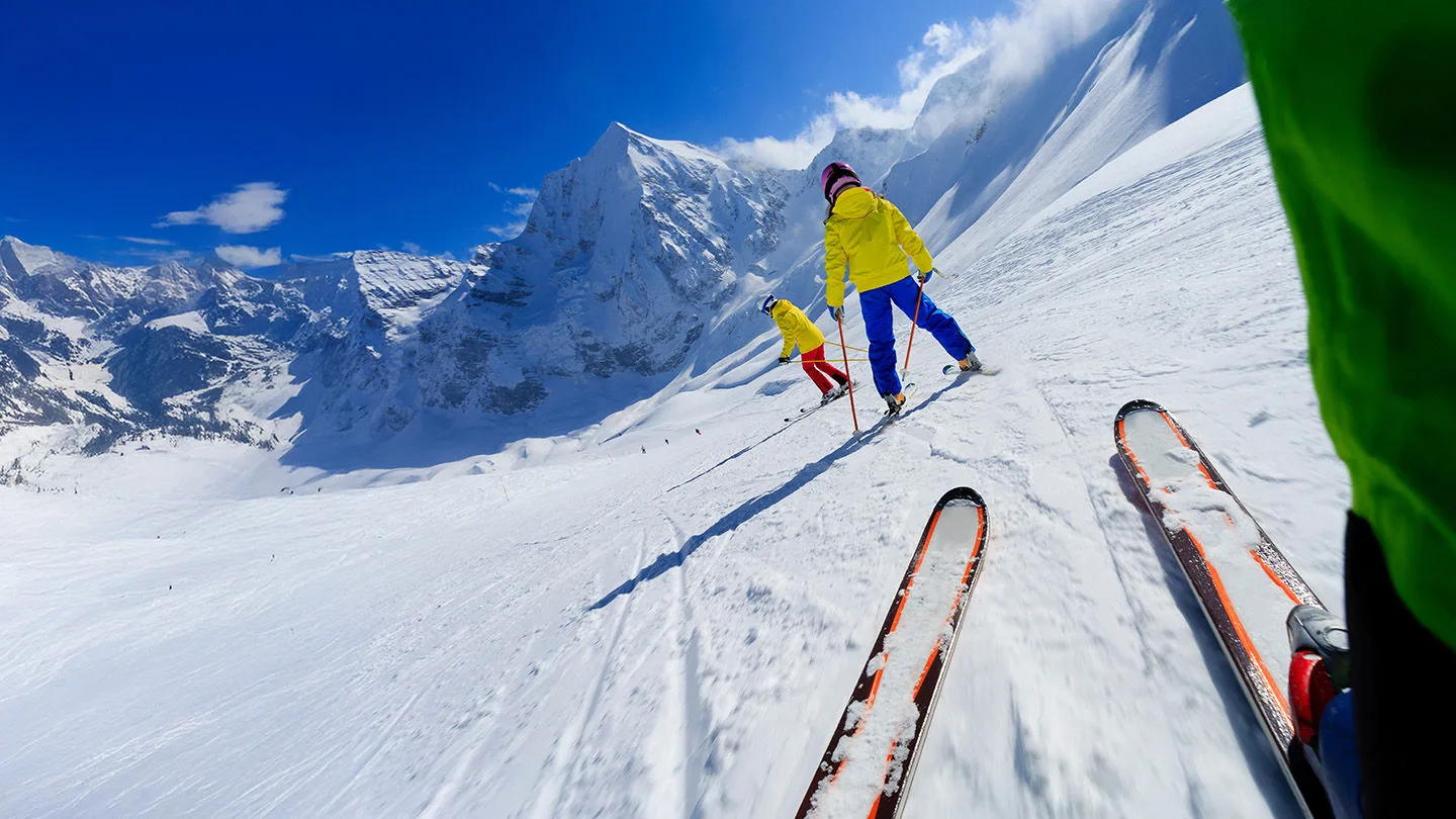 Eine Familie fährt Ski in den Bergen.