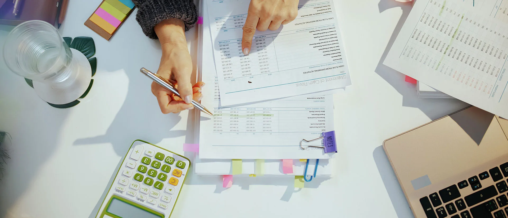 Ein Haufen Geldscheine und Münzen liegen auf einem Tisch.