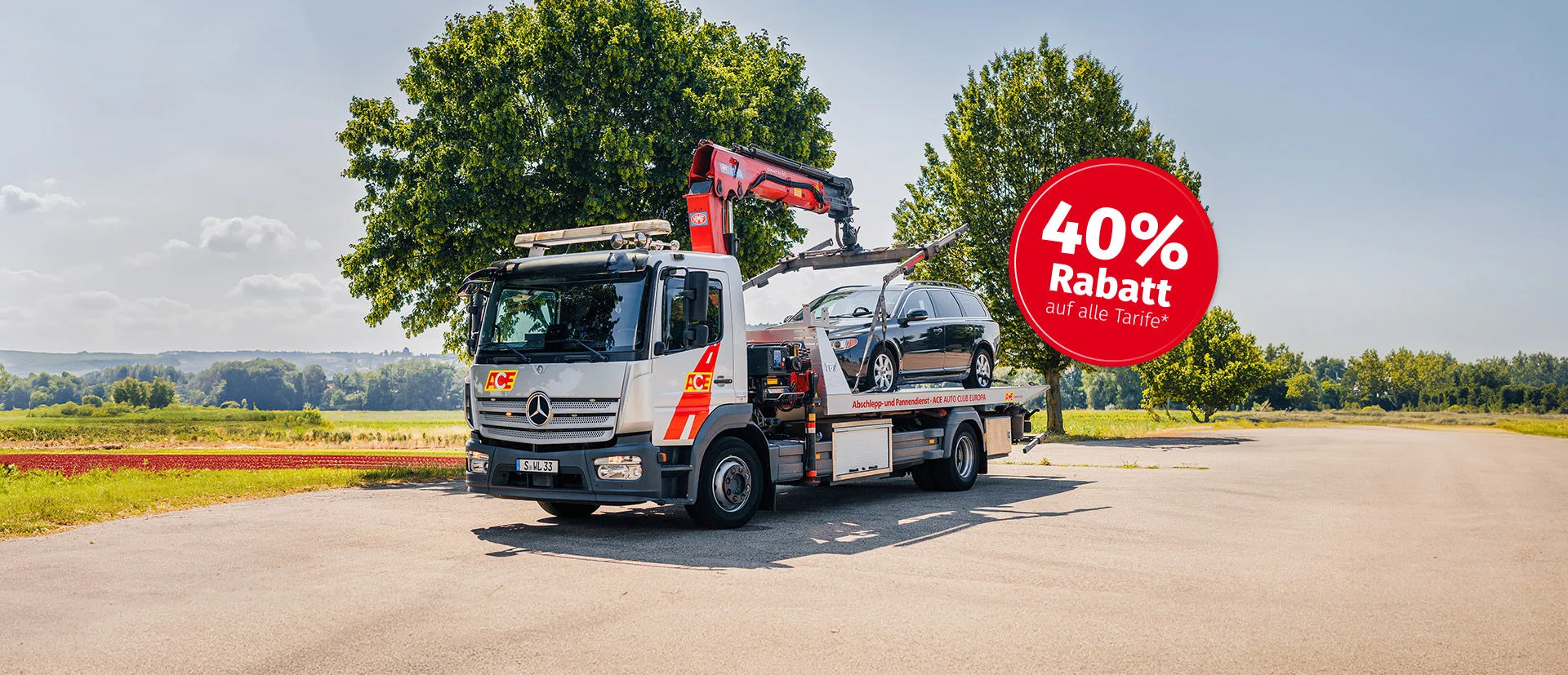 Abschlepper fährt unter Brücke