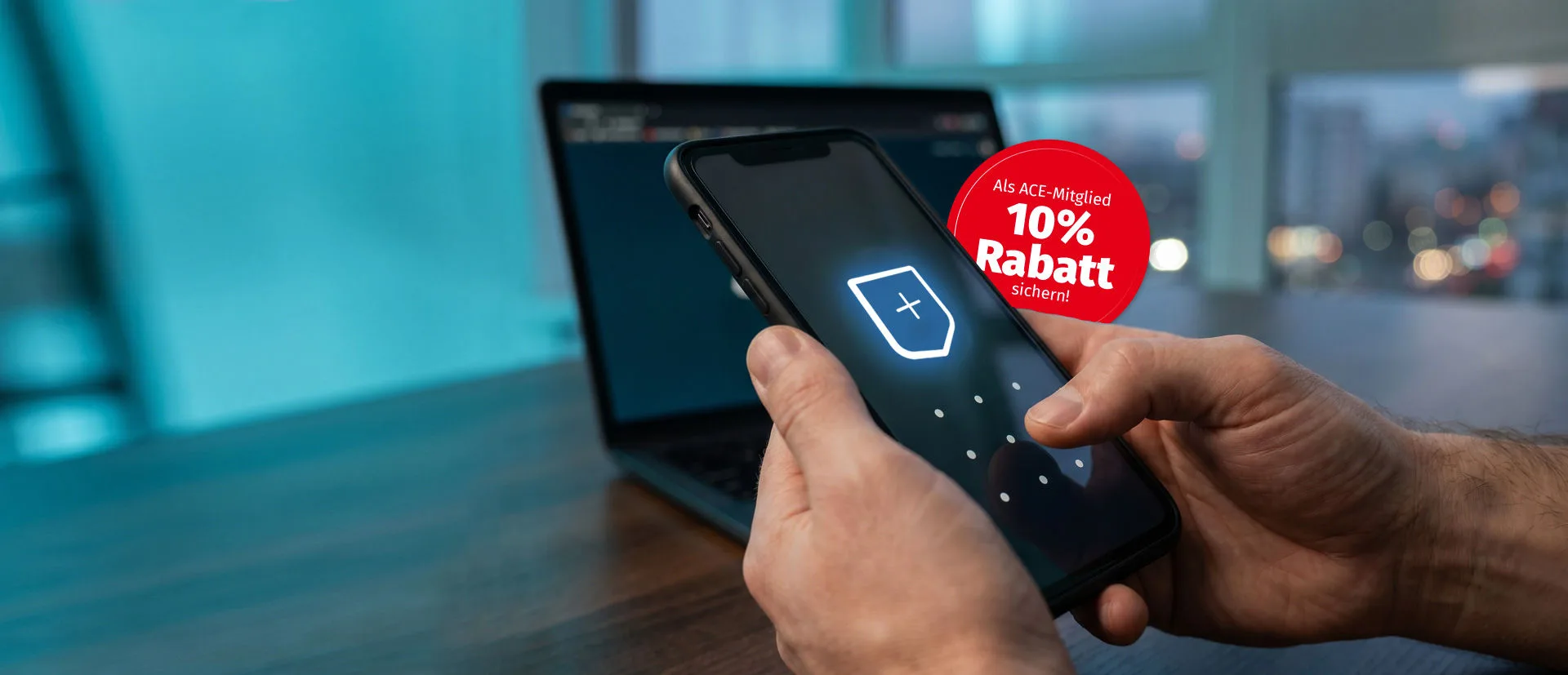 Text im Bild: "Mitgliedervorteil: 10% Rabatt."Ein Mann loggt sich auf seinem Smartphone ein, auf dem Display erscheint ein Schutzschild.