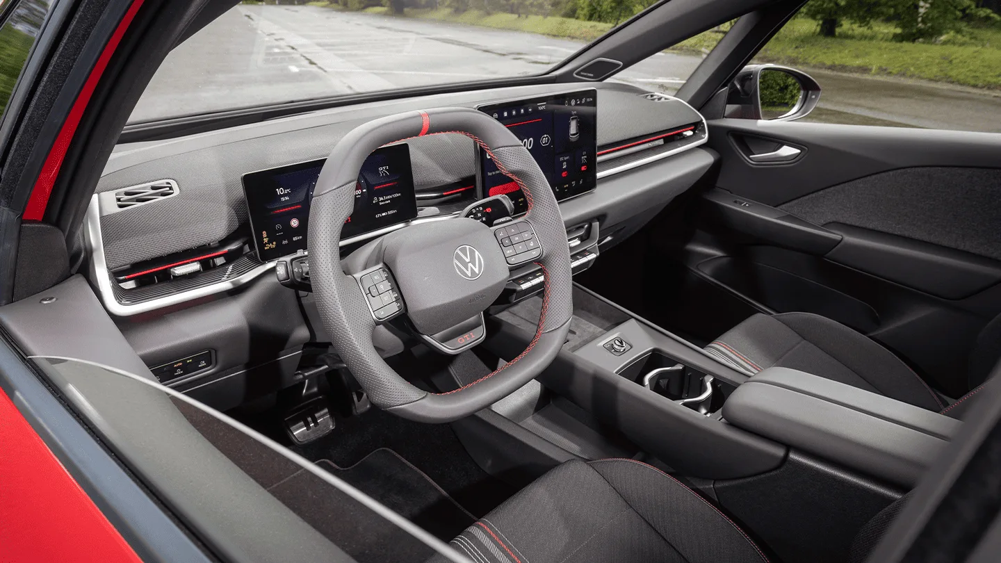 Blick auf das Lenkrad und den Innenraum des VW ID.3 GTI