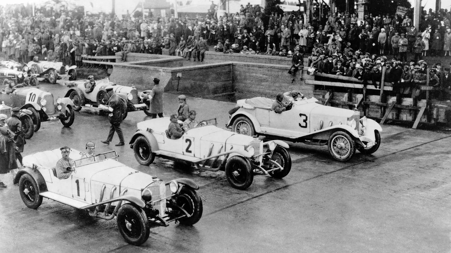 Mercedes-Rennwagen bei der Eröffnung des Nürburgrings 1927