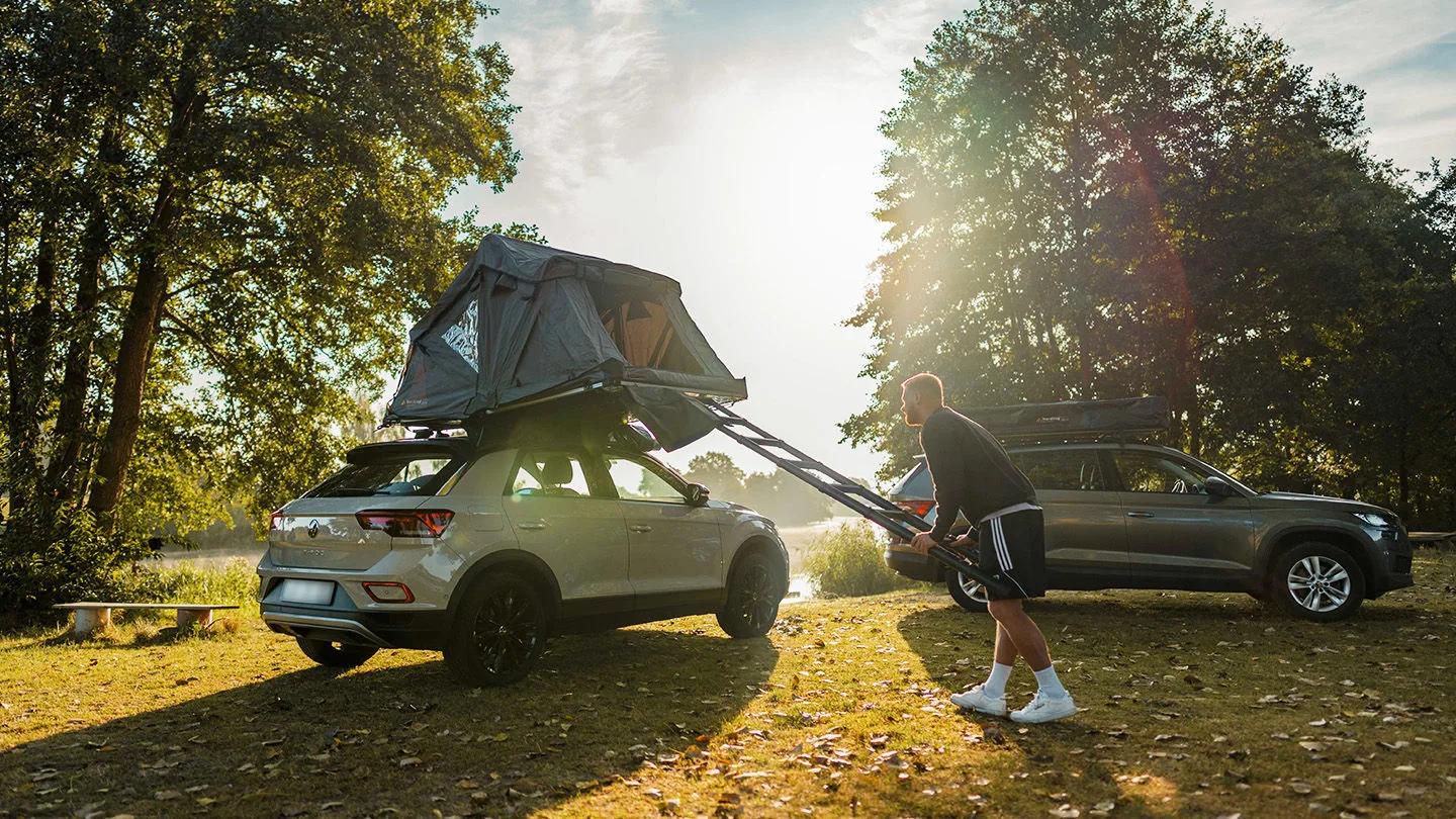 Autos mit Dachzelt im Grünen