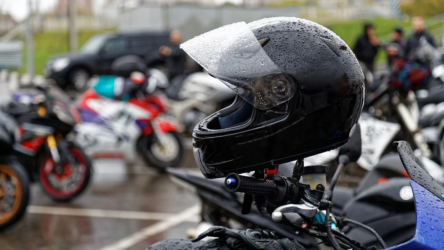 Motorradhelm im Regen