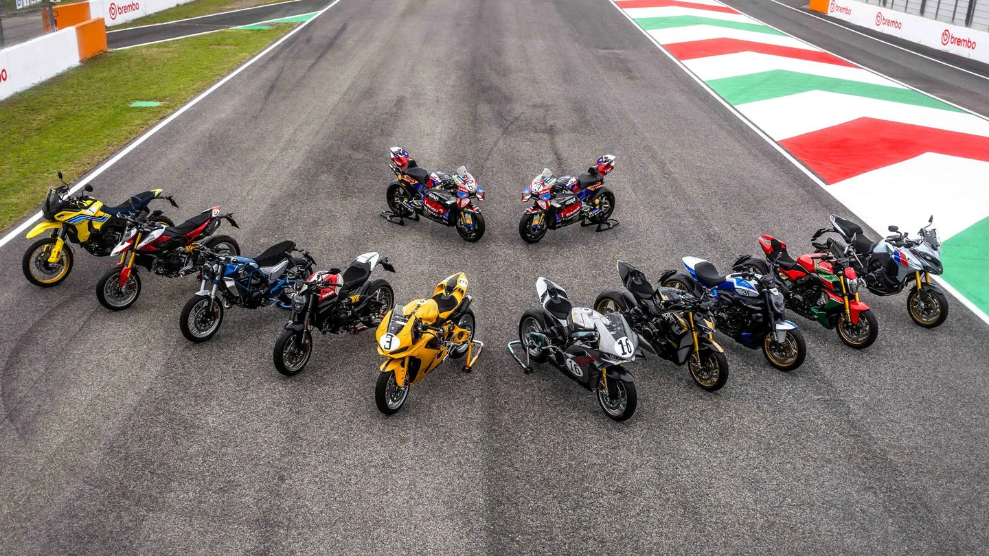 Ducati-Motorräder auf einer Rennstrecke
