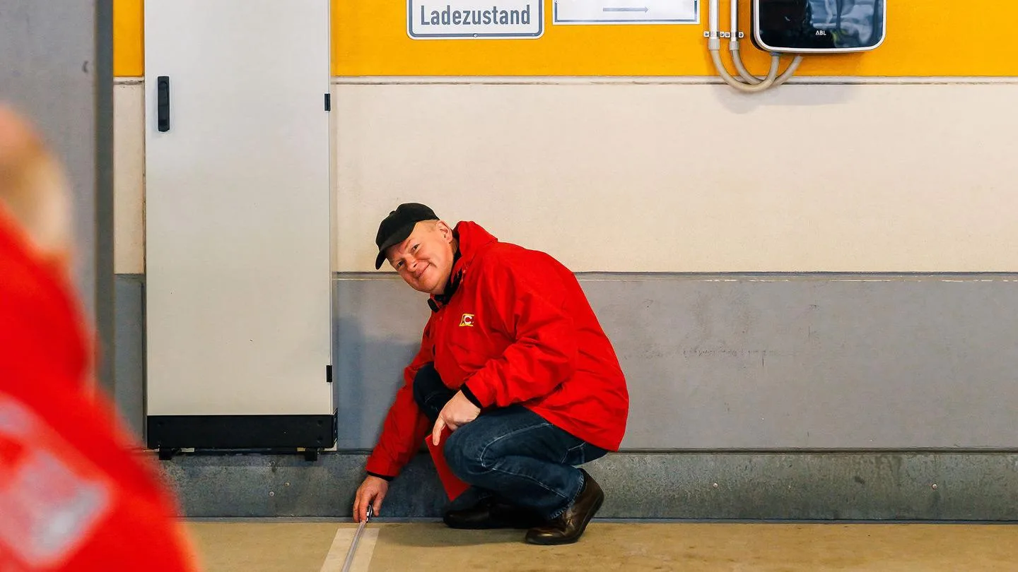 Mann beim Vermessen eines Parkplatzes