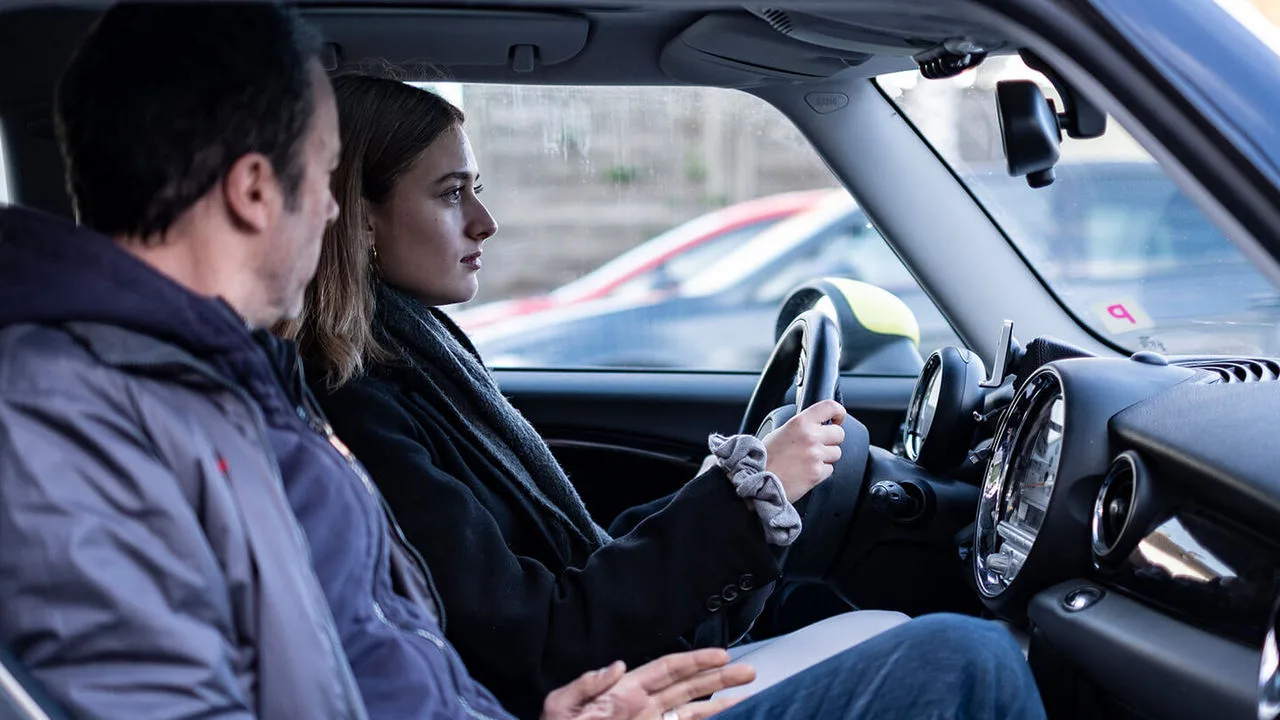 Begleitperson sitz in einem Auto