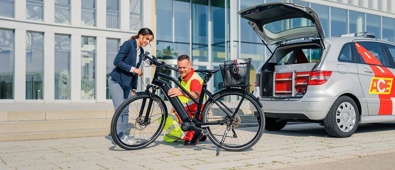 ACE-Pannenhelfer beim Fahrradcheck