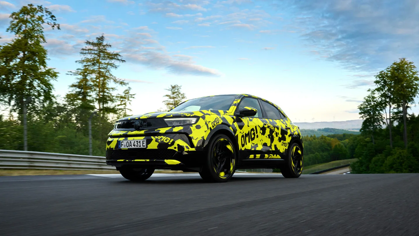 Opel Mokka GSE Rallye, fahrend, schräg von unten, Rallye-Lackierung