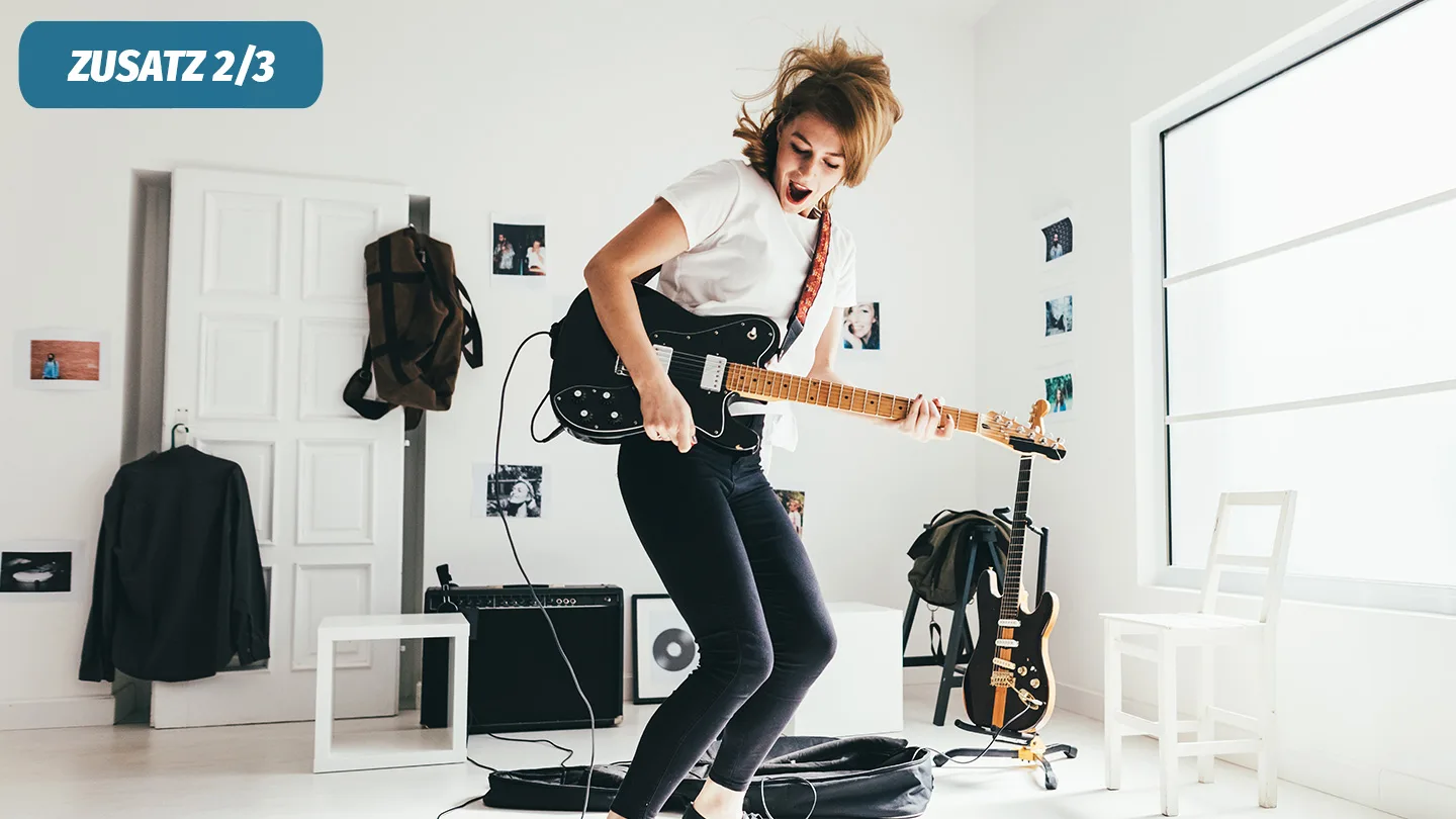 Eine junge Frau spielt die E-Gitarre und rockt dazu ab, dass sie mit der Rechtschutzversicherung abgesichert ist.