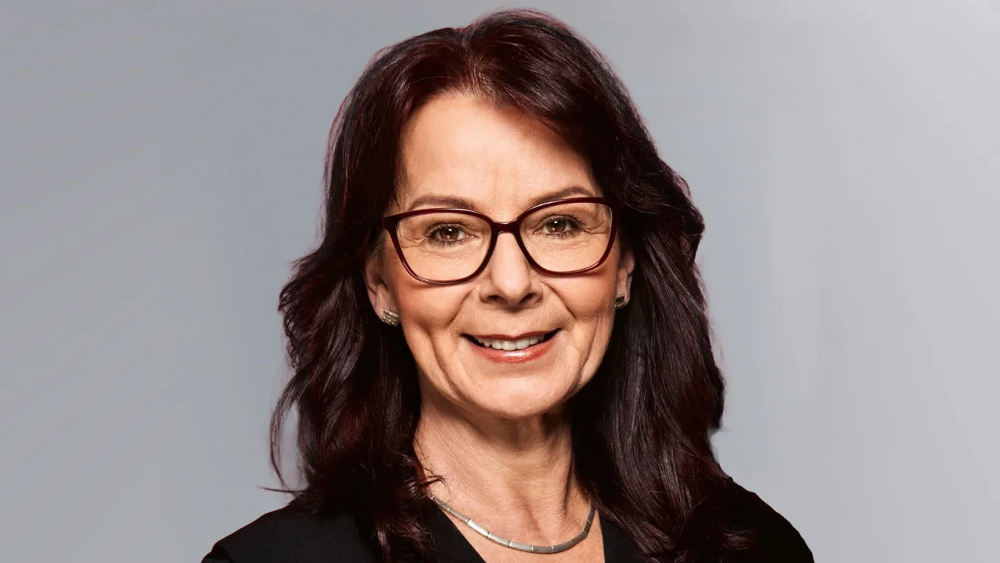 Frau vor grauem Hintergrund