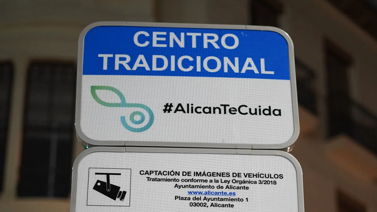Hinweisschild auf Einfahrtsverbot in Alicante, Spanien