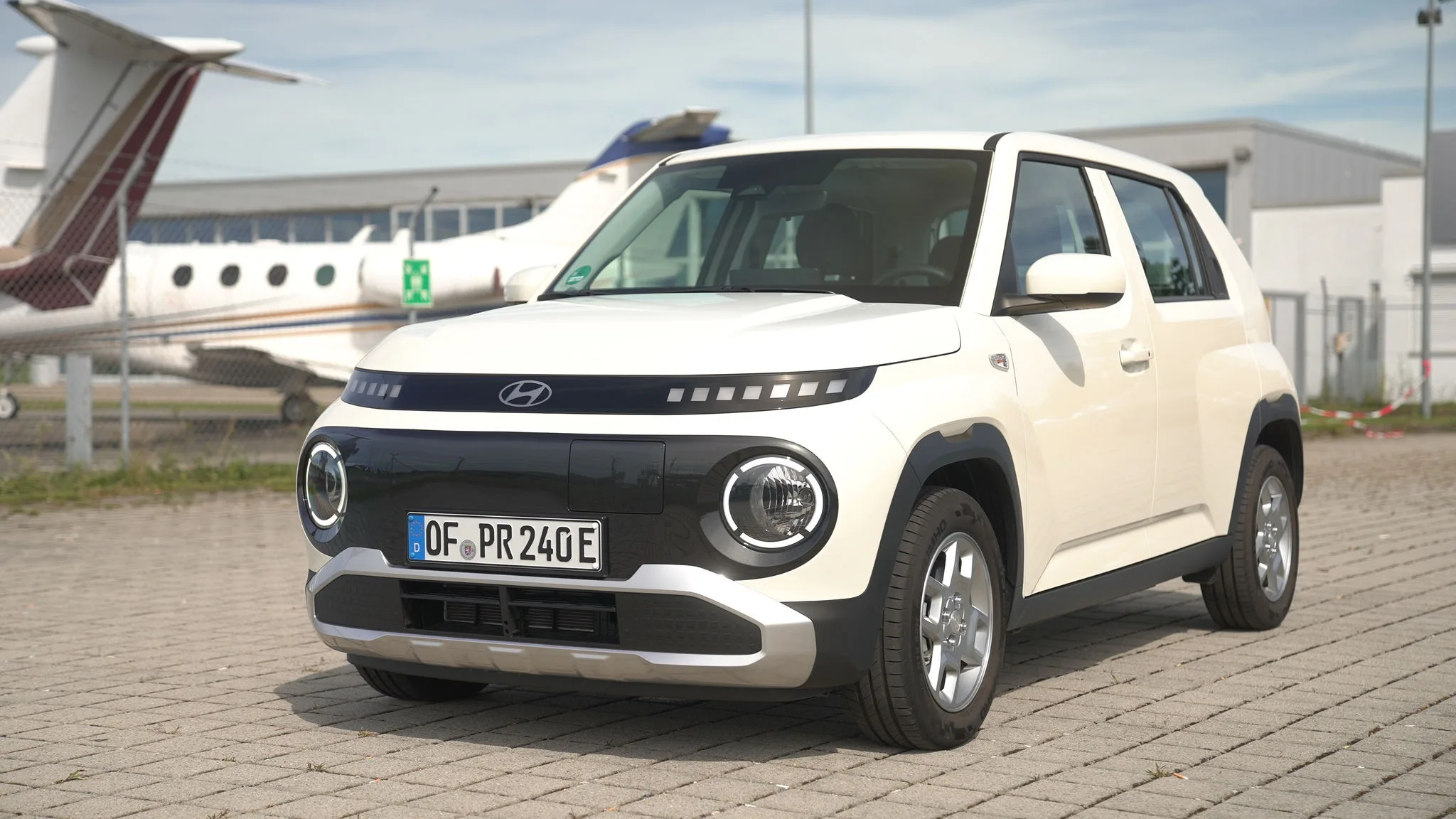 weißer Hyundai Inster frontal 