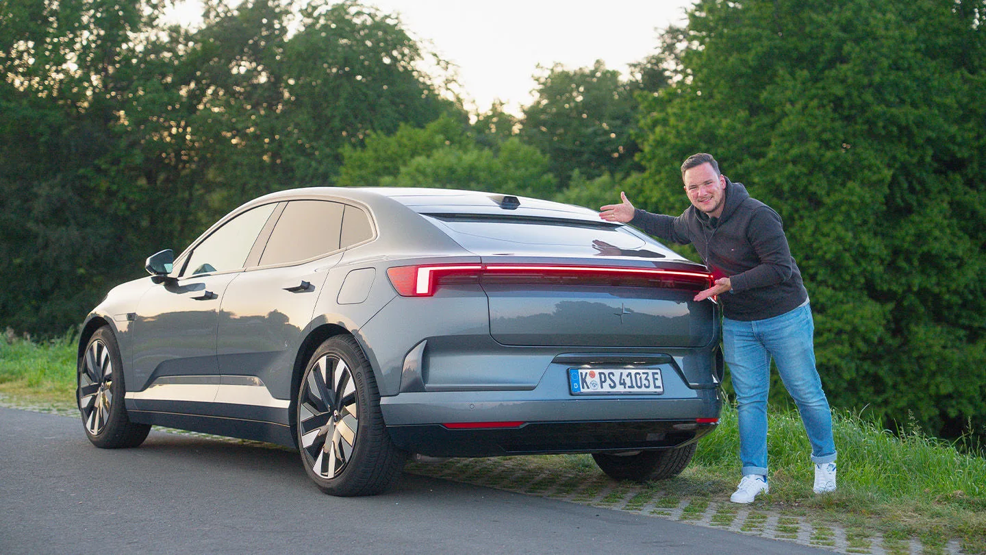 Polestar 4 Seitenansicht von hinten mit Jonas Thoß