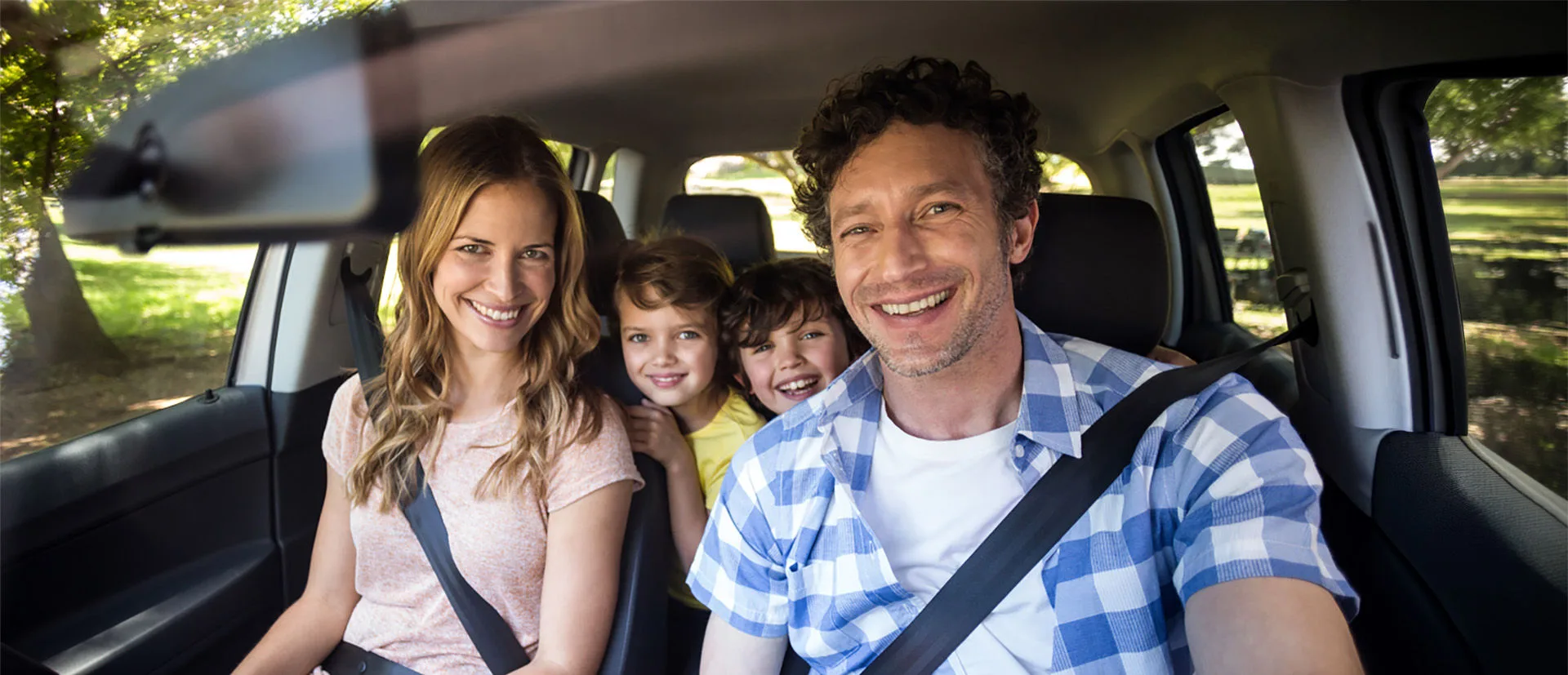 Familie mit ihren zwei Kindern im Auto