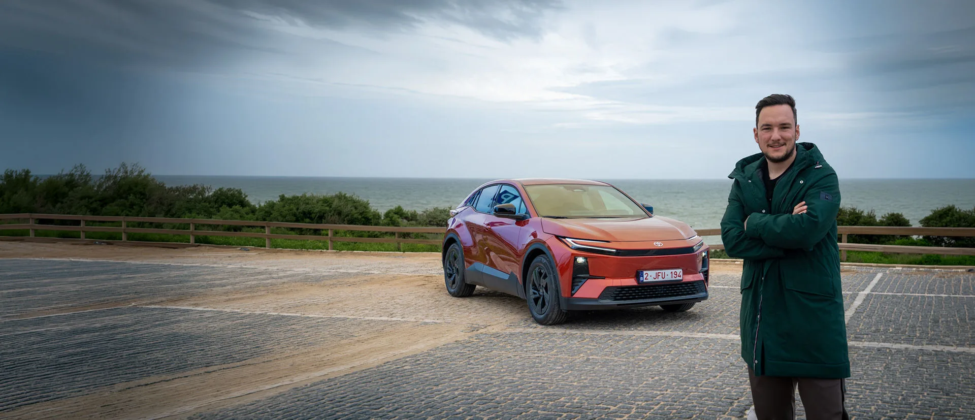 Toyota chr plus parkend neben einem Mann