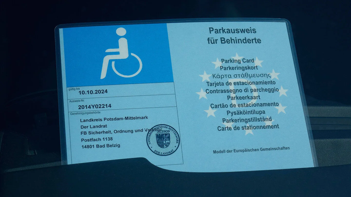 Bild eines blauen Parkausweises für Behinderte