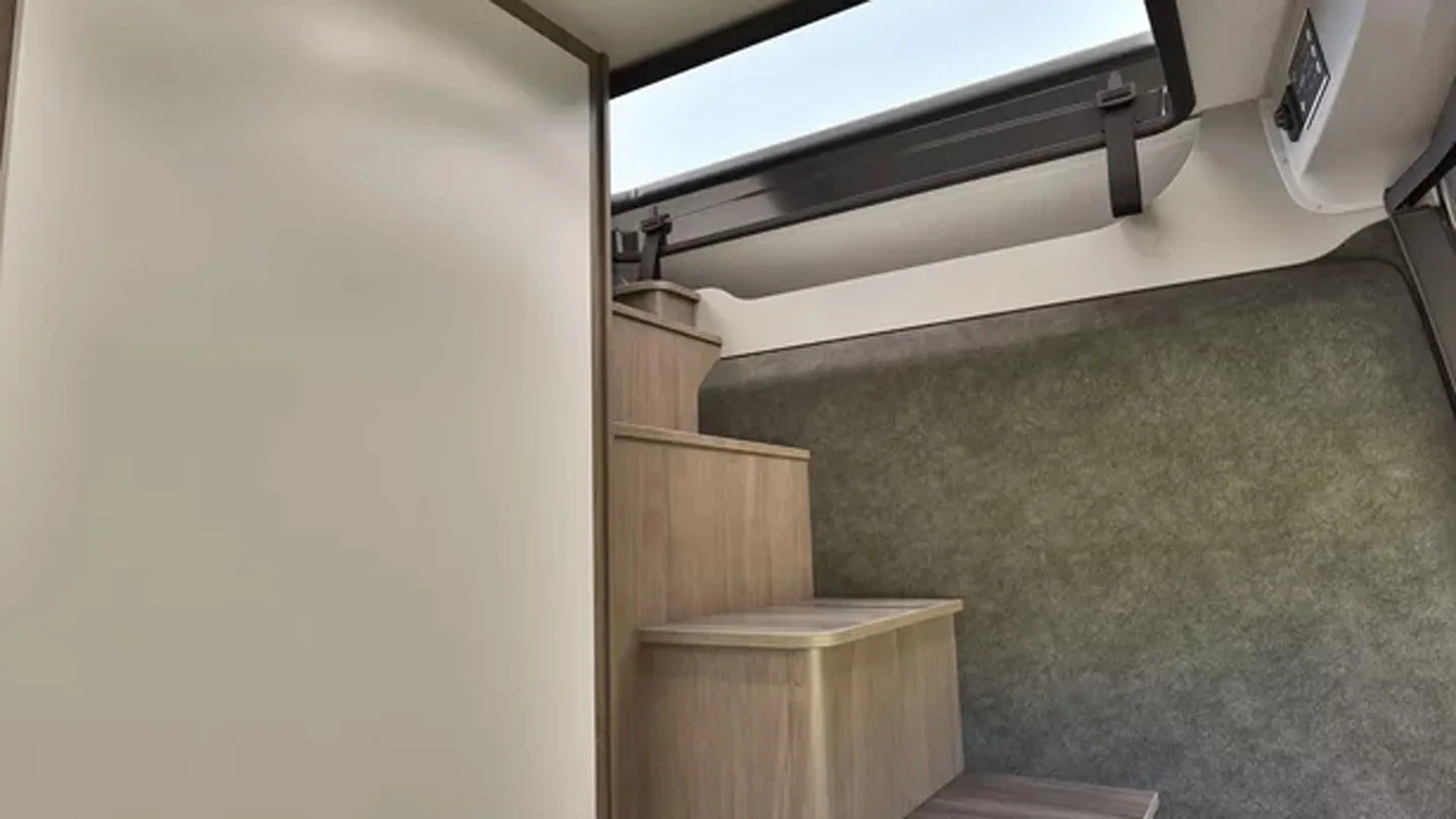 Treppe im Inneren des Campervans Carado CV 545 Plus
