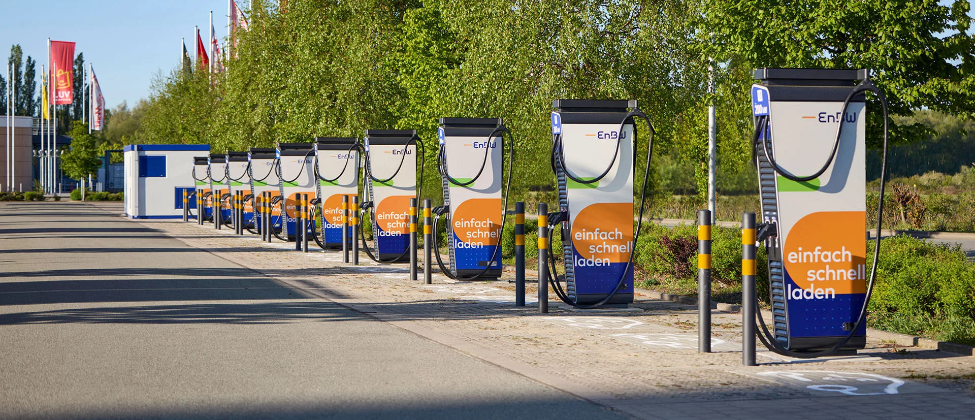 Eine lange Reihe von EnBW Ladesäulen.