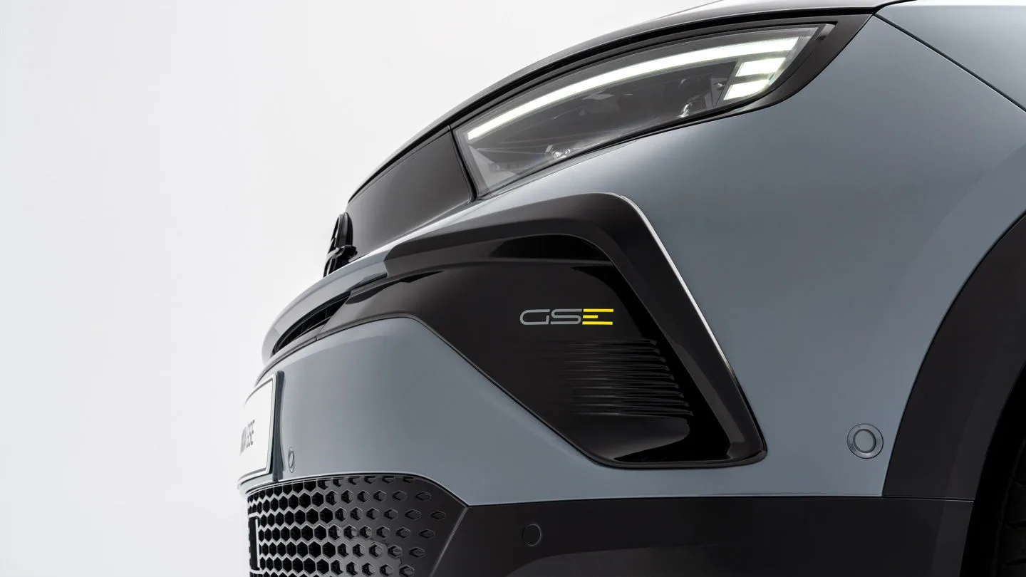 Opel Mokka GSE, Detailansicht vorne mit Kühlergrill, Scheinwerfer und GSE-Schriftzug